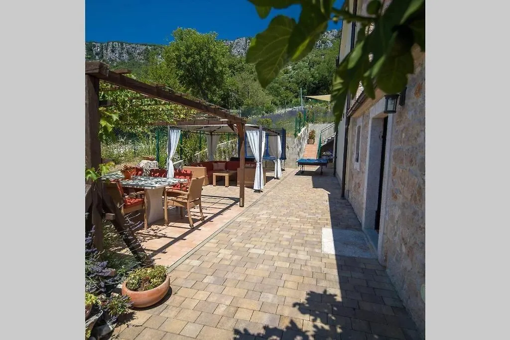 Villa Domaine Vinodolsun Zwei Villen, Ein Grundstueck Und Platz Fuer Bis Zu 20 Personen Bribir  Croatia