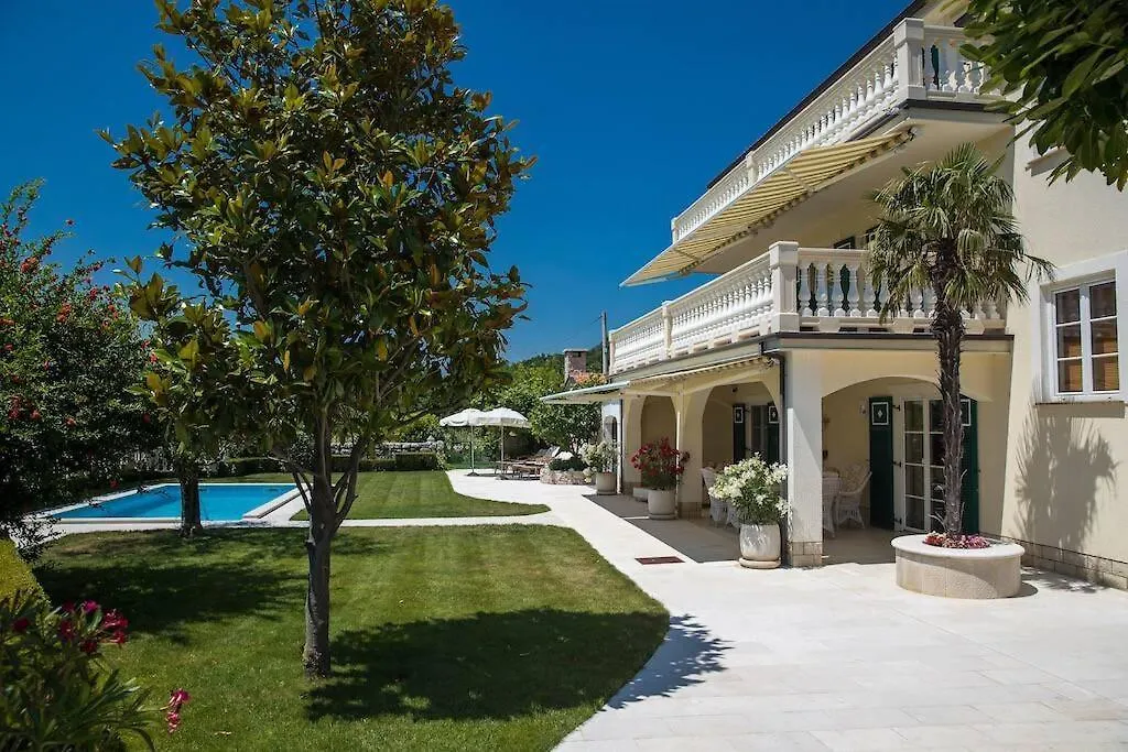 Villa Domaine Vinodolsun Zwei Villen, Ein Grundstueck Und Platz Fuer Bis Zu 20 Personen Bribir