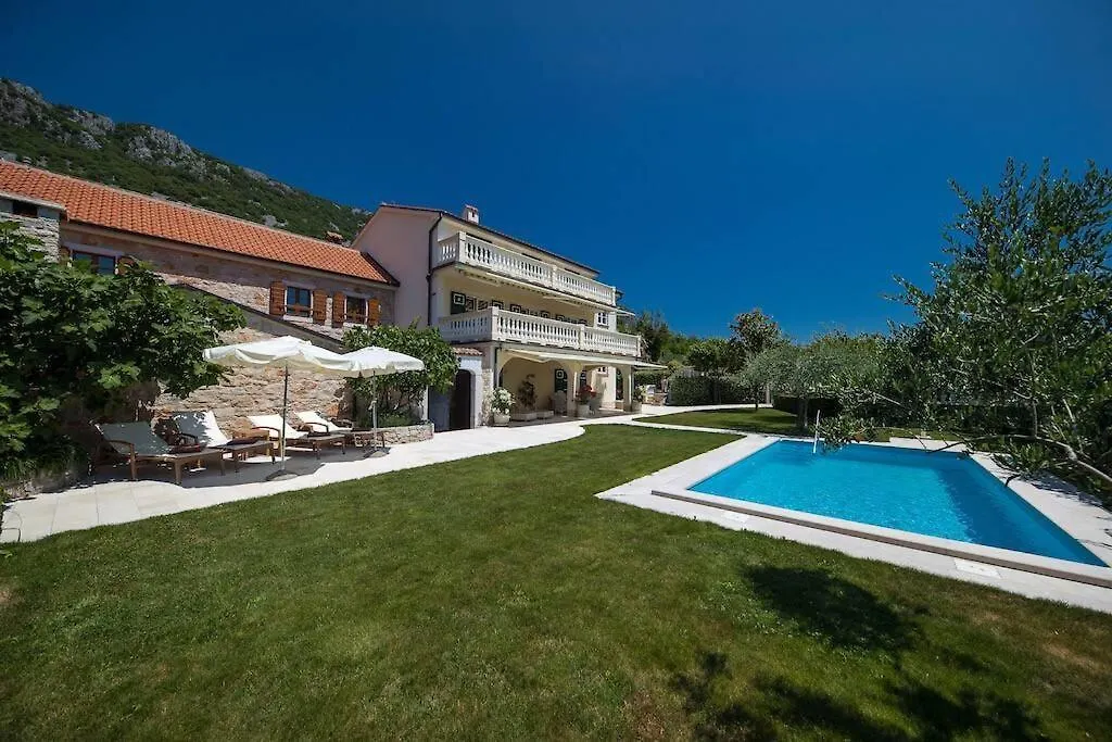 Villa Domaine Vinodolsun Zwei Villen, Ein Grundstueck Und Platz Fuer Bis Zu 20 Personen Bribir