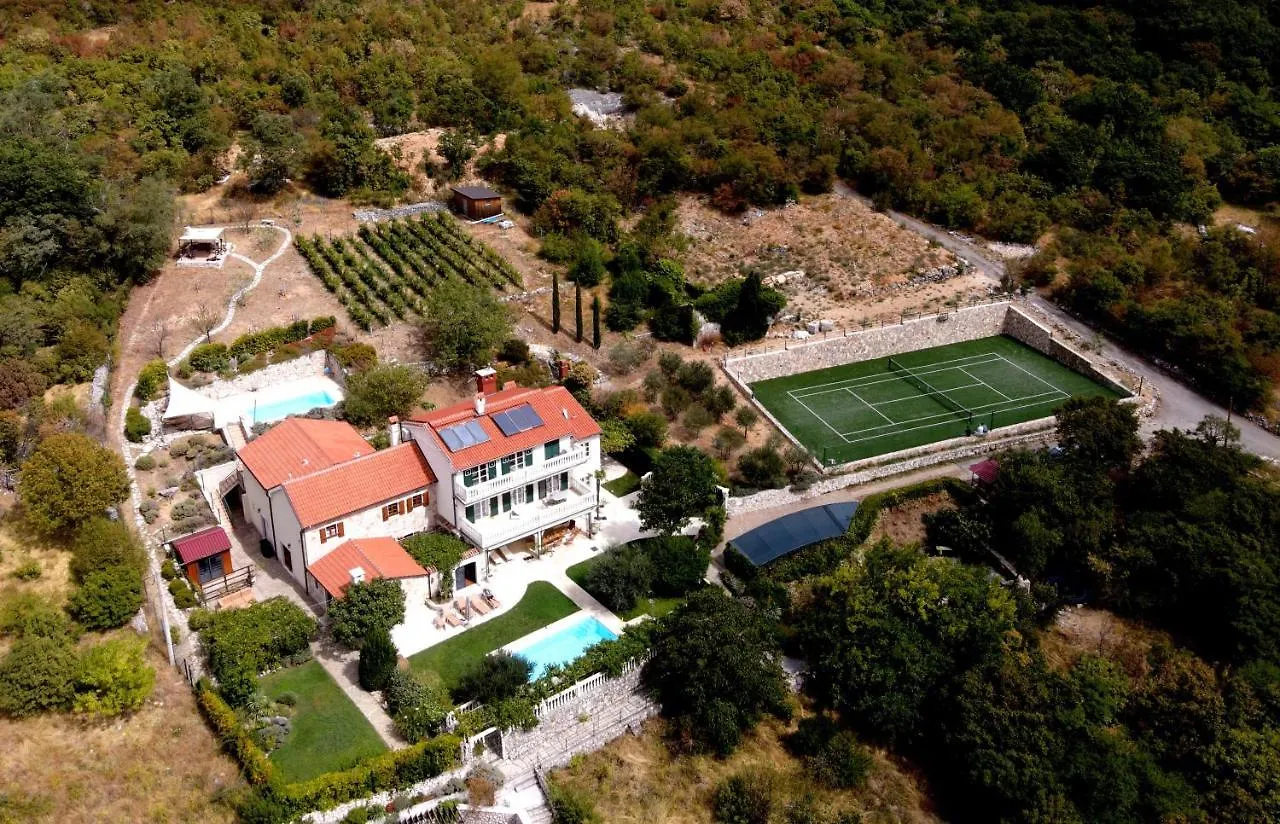 Domaine Vinodolsun Zwei Villen, Ein Grundstueck Und Platz Fuer Bis Zu 20 Personen Bribir